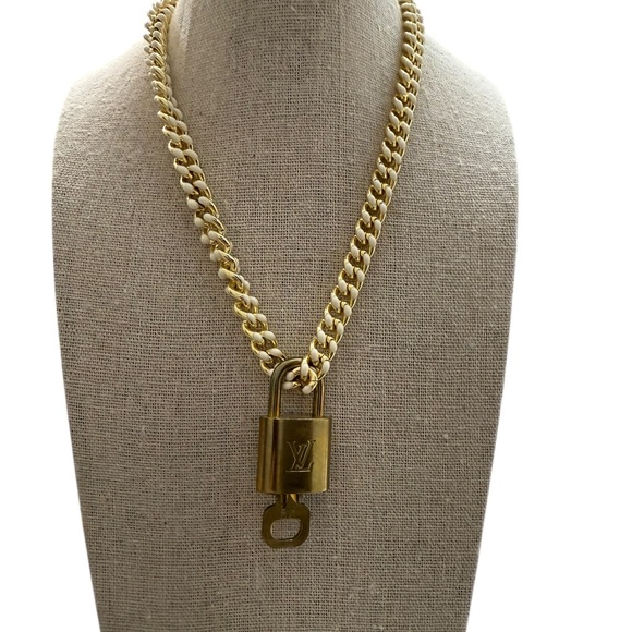 Louis Vuitton lock and key on enamel necklace - Picture 1 of 5